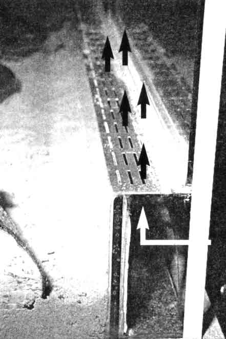 Чтобы смотровое окно не запотевало, при изготовлении акватеррариума предусматривают воздуховод, заклеенный сверху сеткой. Свежий воздух, поступающий в помещение с животными, обдувает смотровое стекло. Стрелками указаны воздушные потоки.